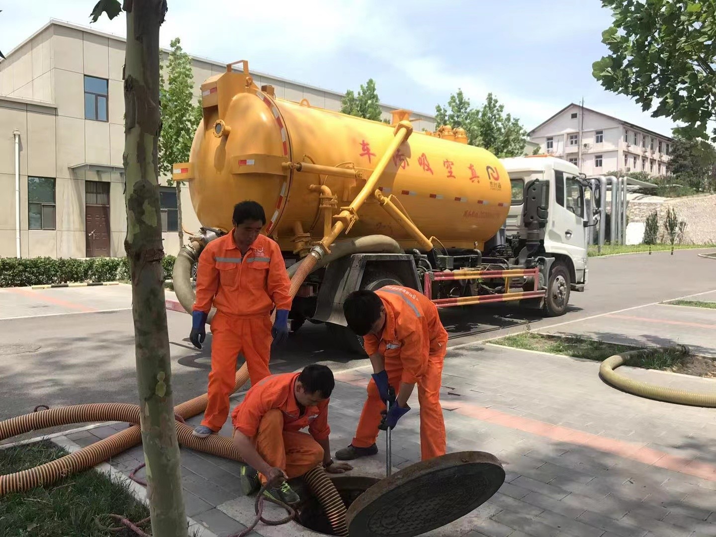 沙湖镇管道疏通车停在窨井附近