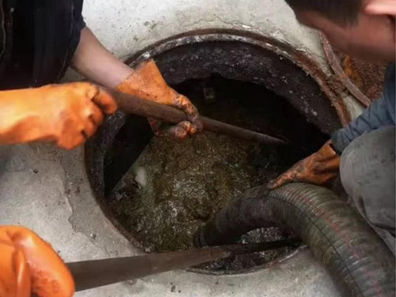 沙湖镇清理化粪池时如何避免沼气的危害？